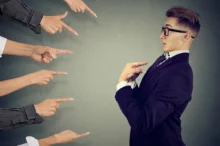 كيف تتعامل مع الانتقادات بطريقة ذكية و بنّاءة