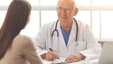أخصائي علاج أمراض الجلد في عيادة طب الجلد يقدم استشارة لمريضة تعاني من أمراض جلدية