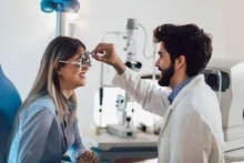 طبيب متخصص في طب العيون يقدم فحوصات النظر في عيادة طب العين