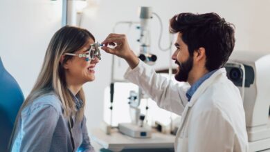 طبيب متخصص في طب العيون يقدم فحوصات النظر في عيادة طب العين