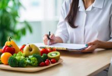 طبيبة تغذية تقدم حمية صحية لمريض السكري