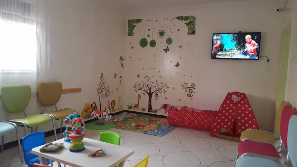 طبيبة أطفال في الدروة