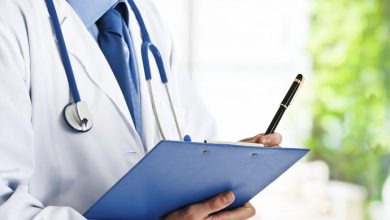 طبيب العظام والمفاصل في عيادة طبية يصف العلاج لمريض مصاب بكسور