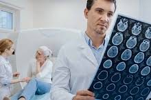 طبيب الأعصاب يفحص ويقدم تشخيصا لمريض الأعصاب في عيادة متخصصة في علاج أمراض الرأس