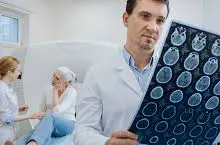 طبيب الأعصاب يفحص ويقدم تشخيصا لمريض الأعصاب في عيادة متخصصة في علاج أمراض الرأس