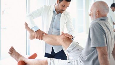 إعادة التأهيل الحركي مع أخصائي العلاج الفيزيائي في مركز الترويض الطبي٠